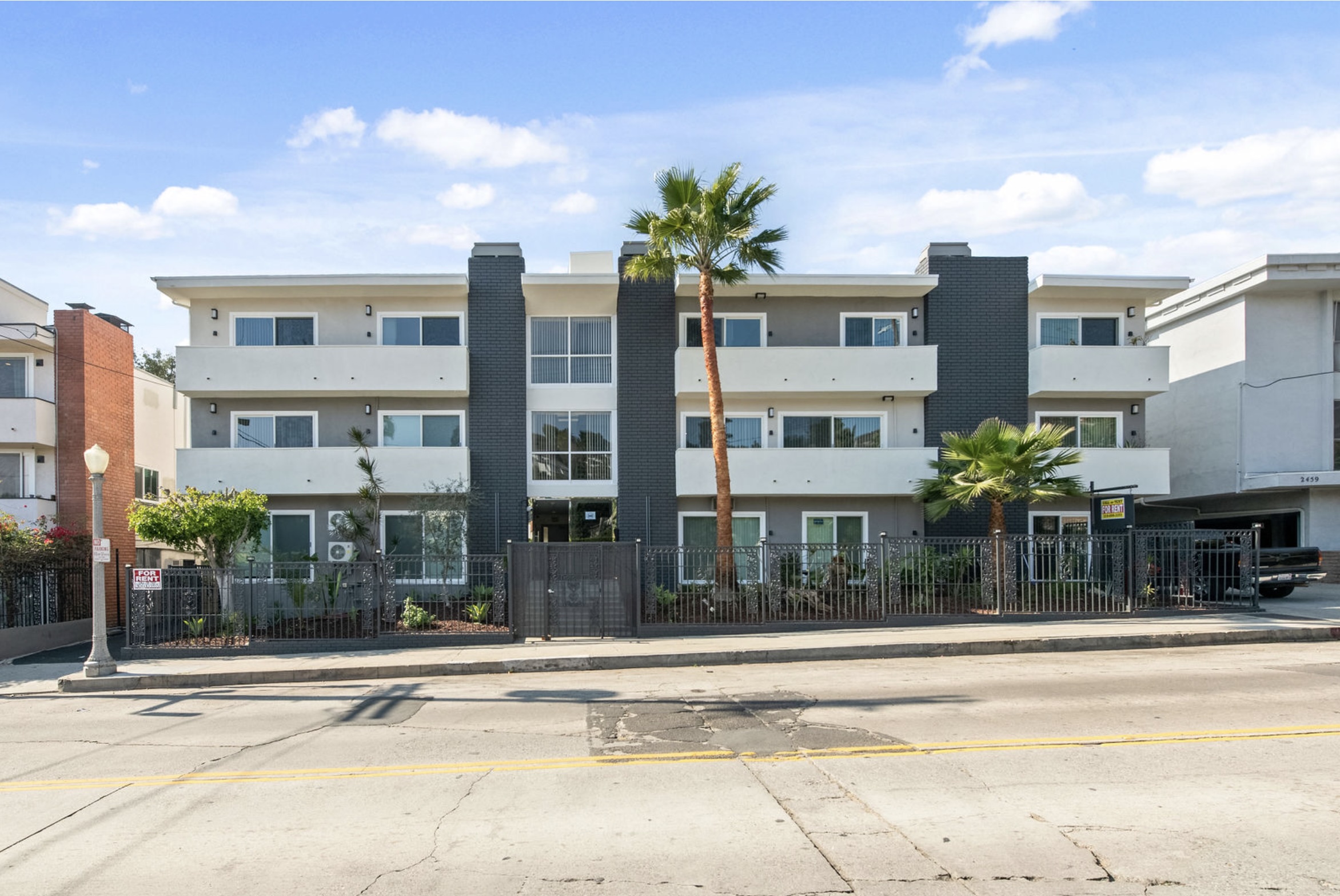 2447 N Beachwood Dr Building Exterior